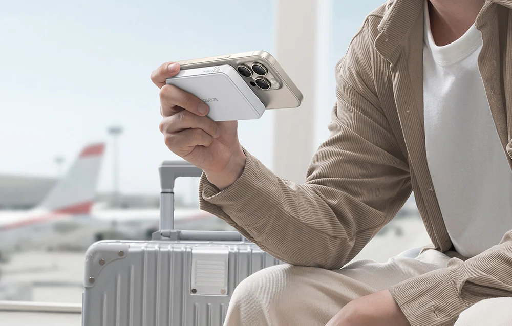 Vit MagSafe-powerbank laddar iPhone trådlöst på flygplats