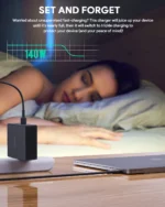 Svart GaN-laddare laddar dator på nattduksbord