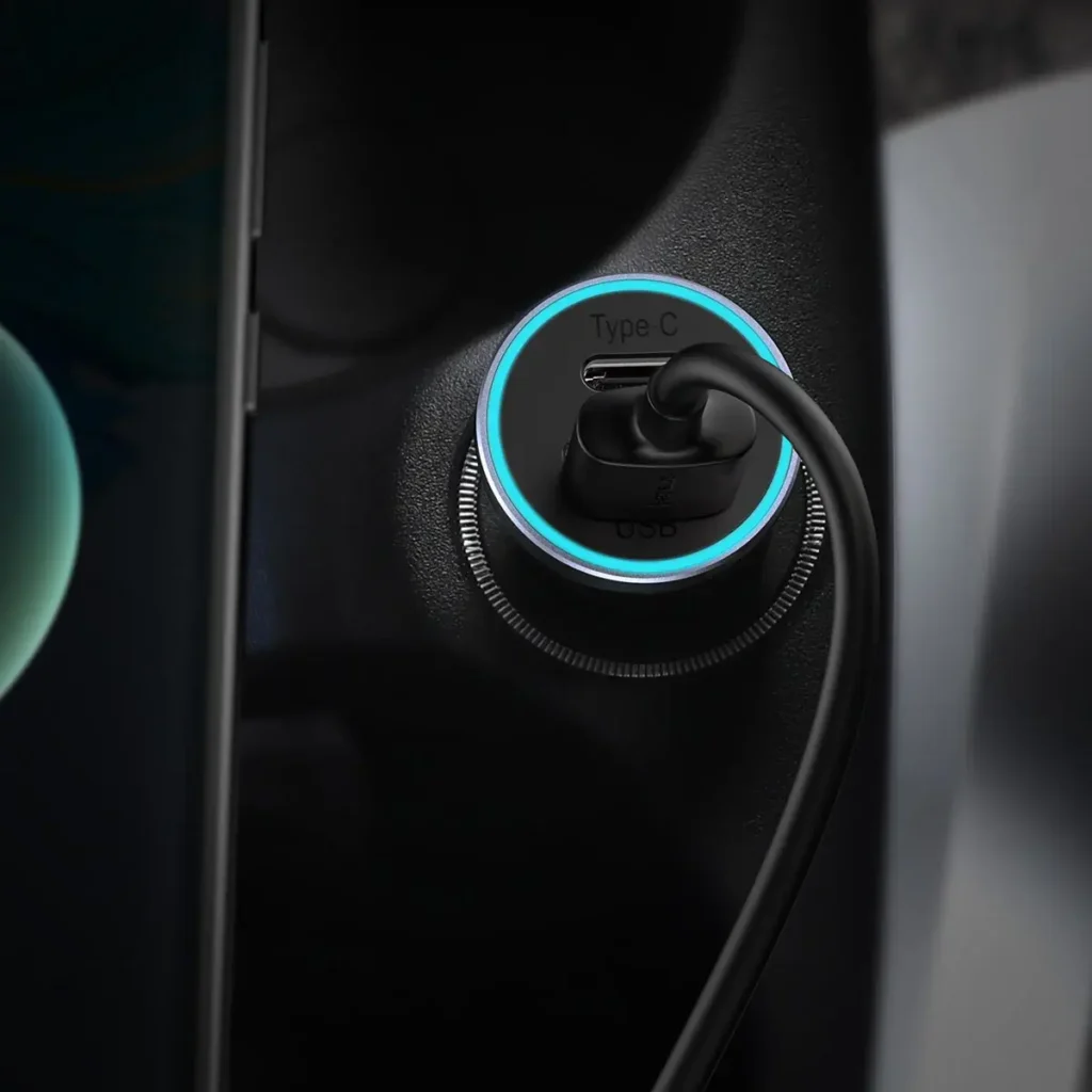 12V mobilladdare för bil med USB-A och USB-C, LED-belysning