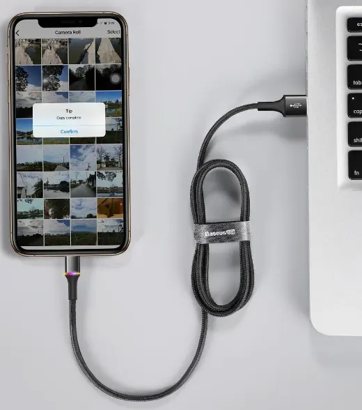 Svart kabel med Lightning-kontakt RGB, ansluten till bärbar dator