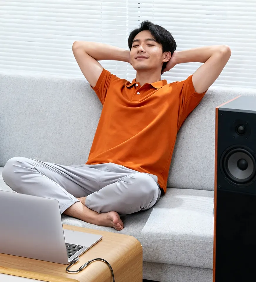 Ung man lyssnar på musik via USB till AUX-adapter