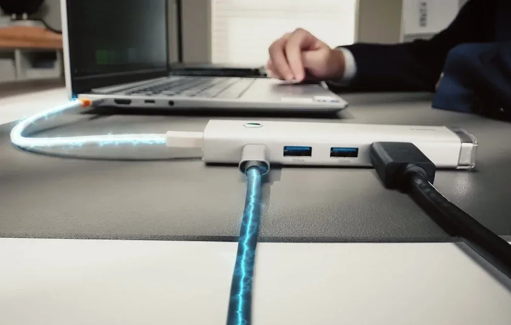 USB-C-hubb ansluten till dator och tillbehör