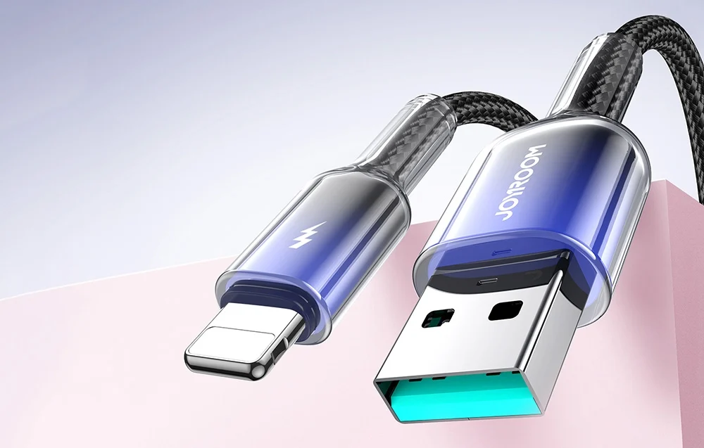Svart flätad kabel med blå USB-A och Lightning-kontakter