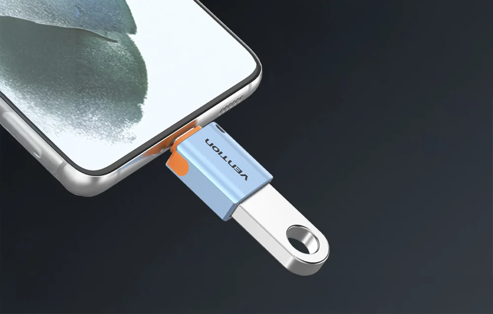 Ljusblå USB-A 3.1 till USB-C-adapter ansluten till mobiltelefon