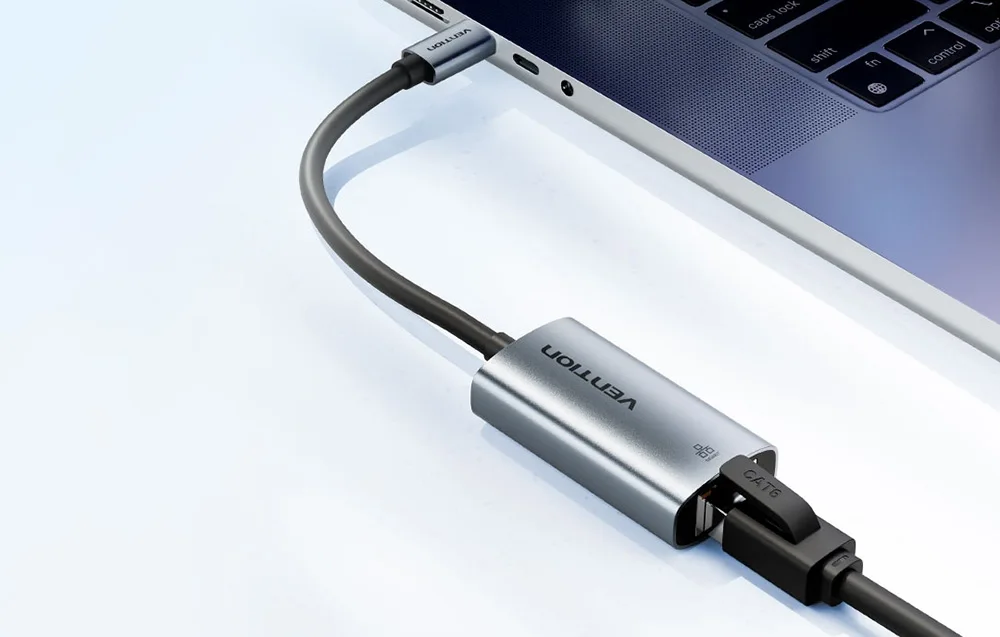 USB-C till Gigabit Ethernet-adapter ansluten till dator