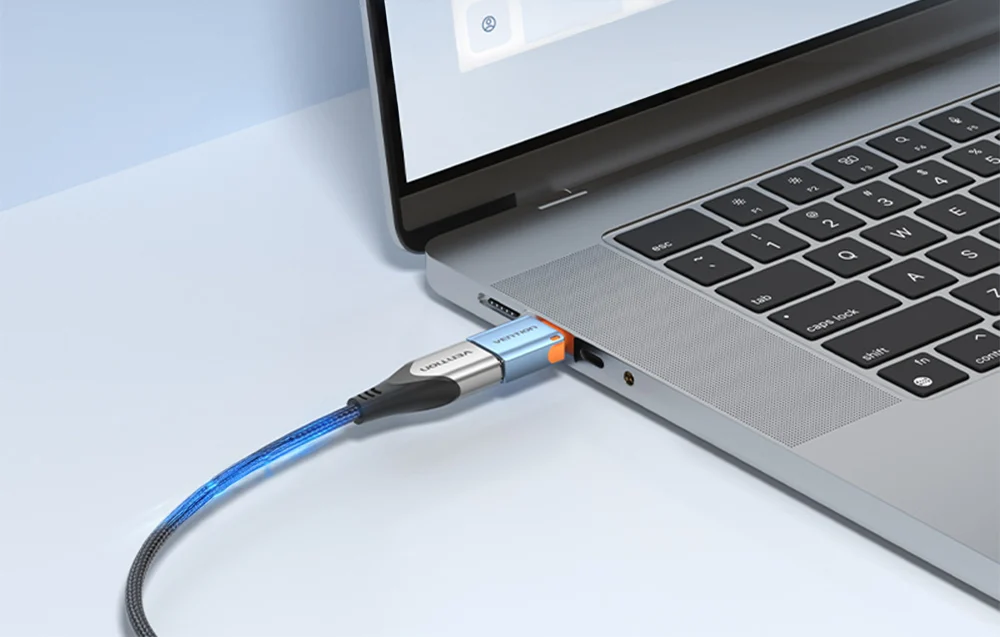 Ljusblå USB-A 3.1 till USB-C-adapter ansluten till dator