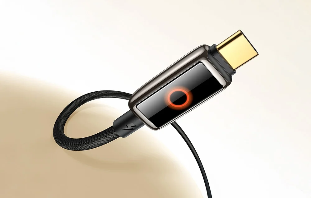 USB-C-kontakt med liten display som visar ljuseffekt, svart flätad kabel