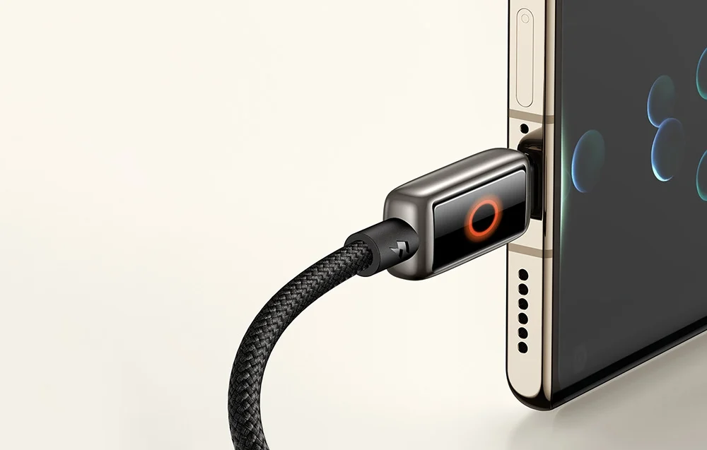USB-C-kontakt med liten display som visar ljuseffekt, ansluten till mobiltelefon