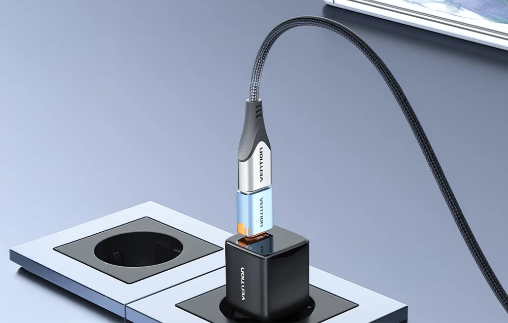 Ljusblå USB-A 3.1 till USB-C-adapter ansluten till laddare