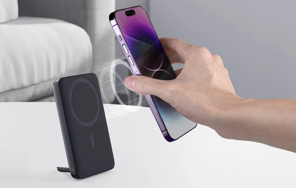 Svart powerbank med MagSafe-funktion ansluter till iPhone för trådlös laddning