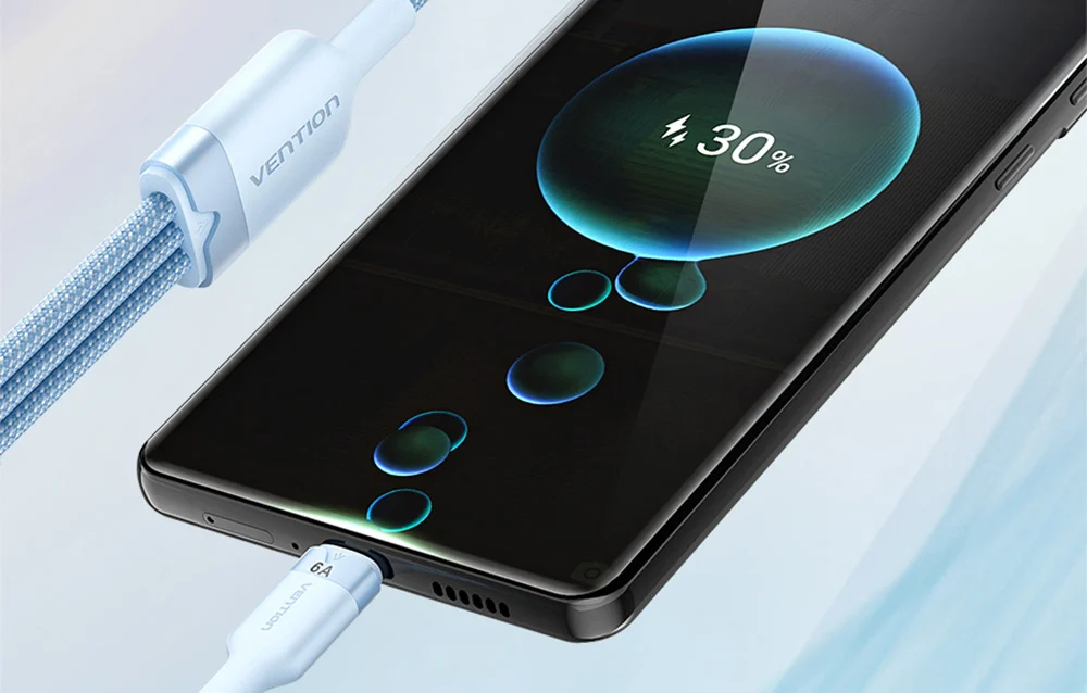 Blå 3-i-1 USB-kabel ansluten till mobiltelefon