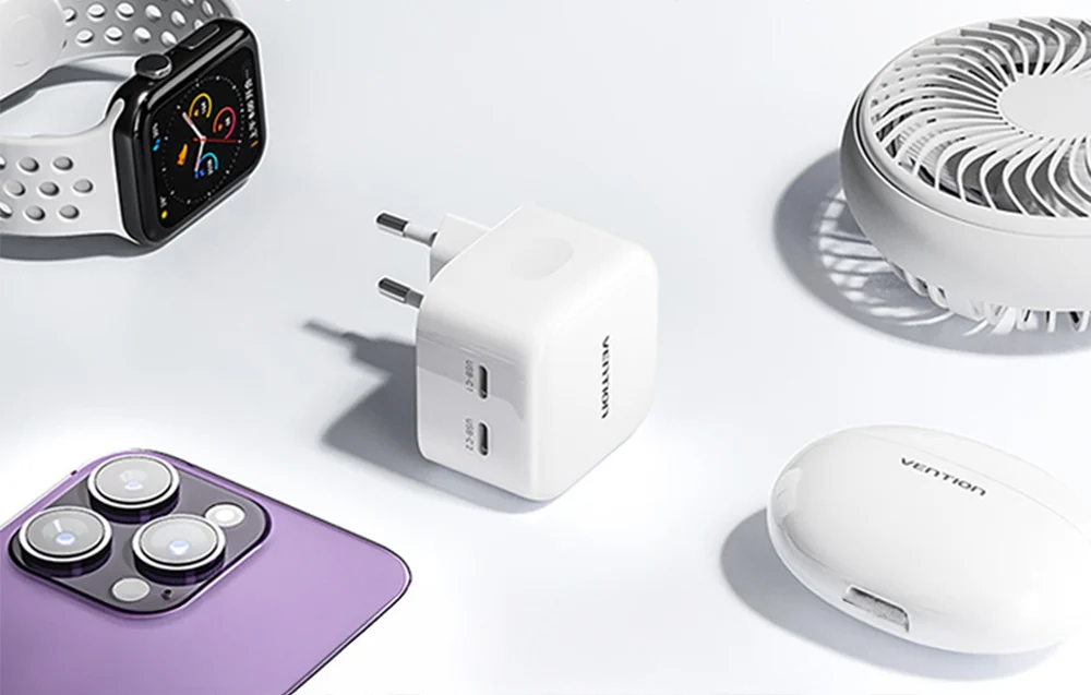 Vit USB-C-laddare med två uttag samt kompatibla tillbehör