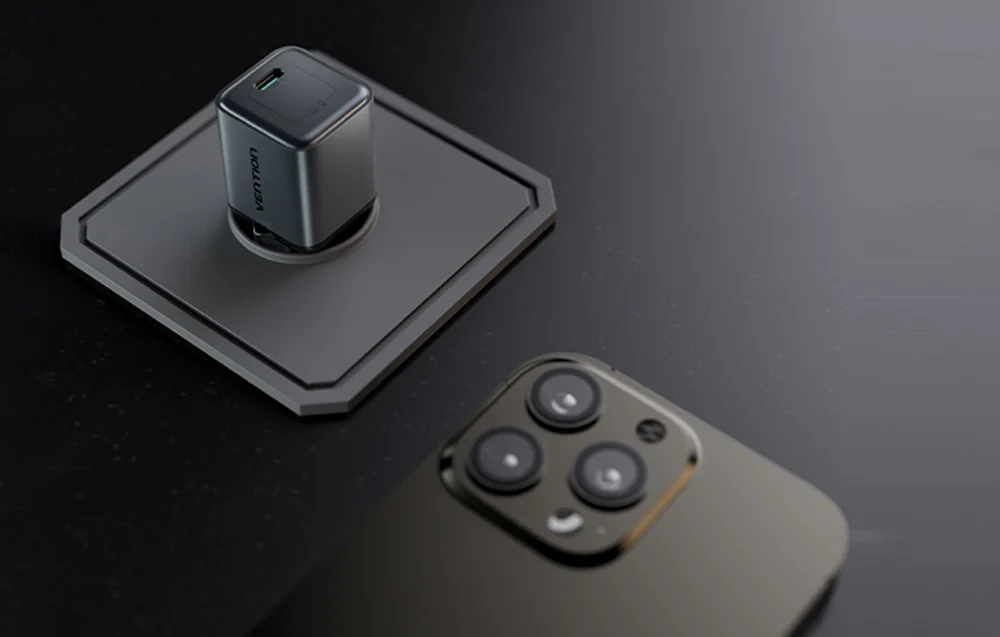 Liten svart USB-C-laddare och telefon