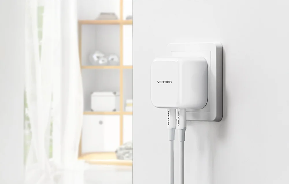 Vit USB-C-laddare med två uttag ansluten till vägguttag
