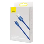 Blå USB-A till Lightning-kabel i tygmaterial med blå metallkontakter, förpackning