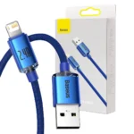 Blå USB-A till Lightning-kabel i tygmaterial med blå metallkontakter, förpackning