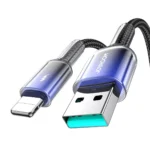 Svart flätad kabel med blå USB-A och Lightning-kontakter