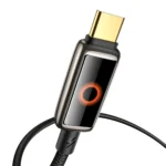 USB-C-kontakt med liten display som visar ljuseffekt, svart flätad kabel