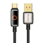 USB-C och USB-A-kontakter, svart flätad kabel, liten display på ena kontakten