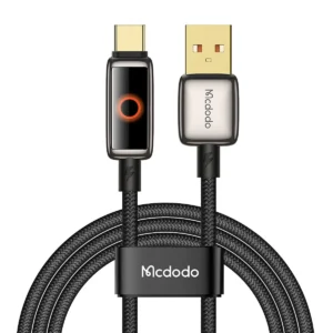 USB-A till USB-C-kabel med liten display som visar ljuseffekt, svart flätad kabel