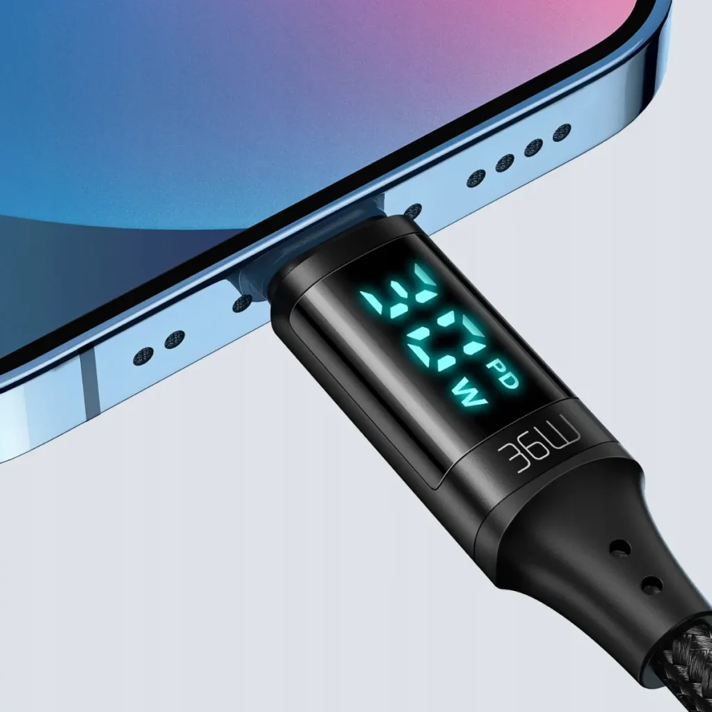 USB-C till Lightning-kabel med display som visar effekt i Watt, svart, ansluten till iPhone