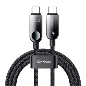 Svart flätad USB-C-kabel med display på USB-C-kontakt