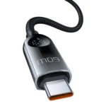 Svart flätad USB-C-kabel med display på USB-C-kontakt
