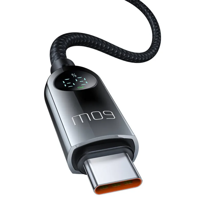 Svart flätad USB-C-kabel med display på USB-C-kontakt