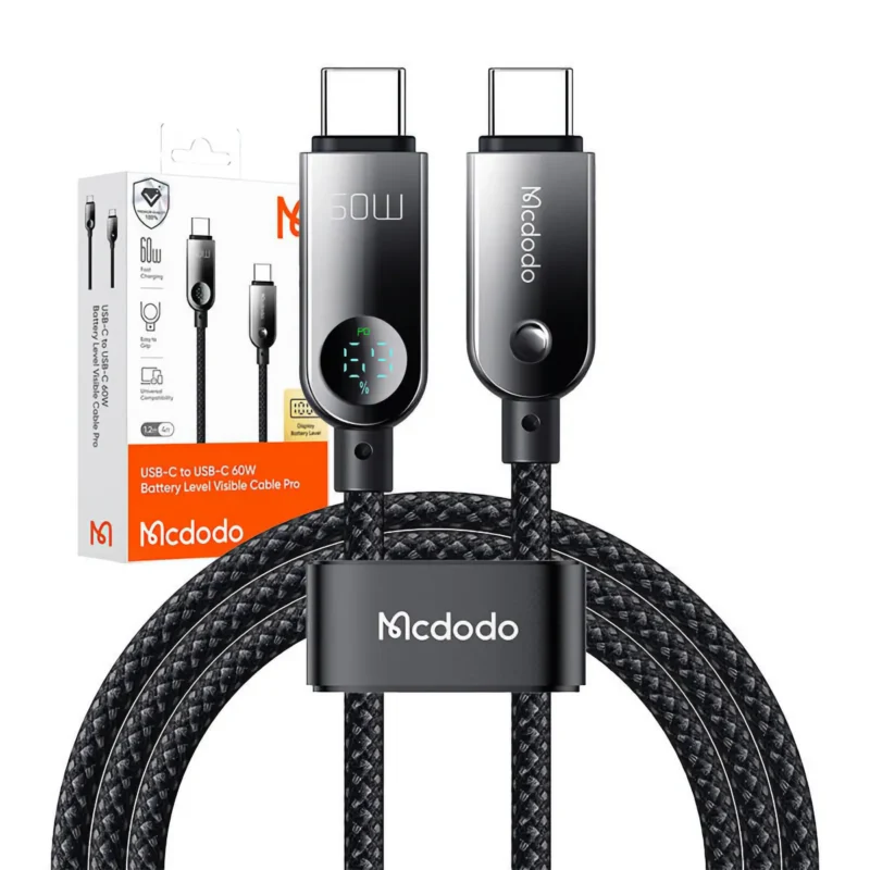Svart flätad USB-C-kabel med display på USB-C-kontakt, förpackning i bakgrunden