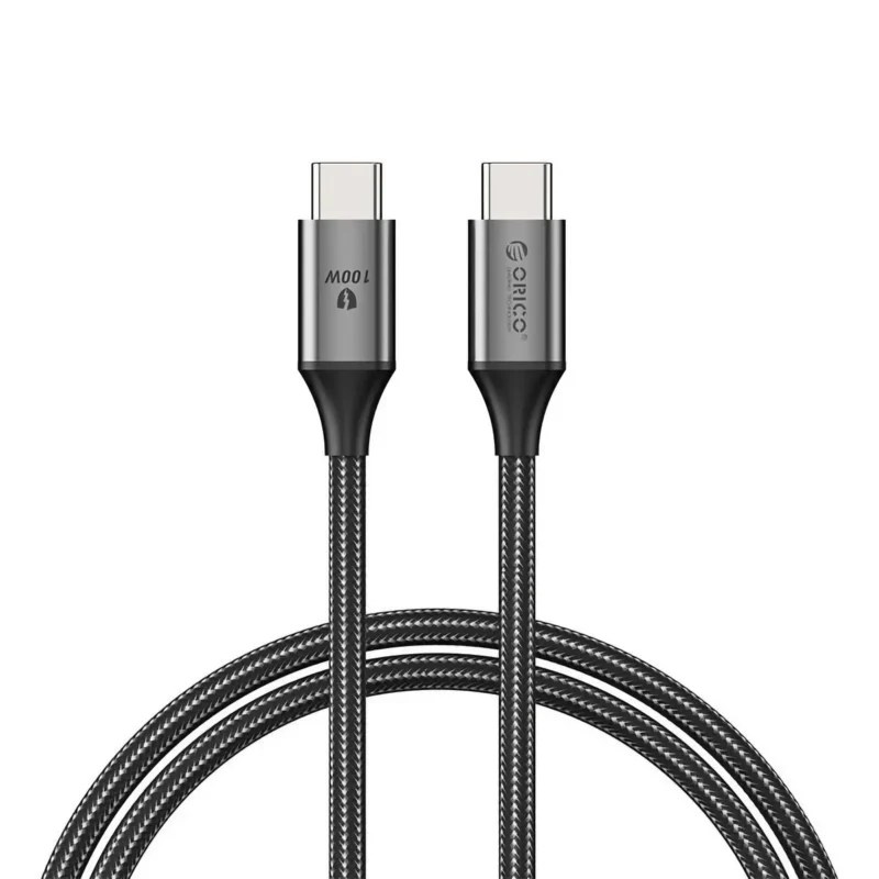 Svartvit flätad USB-C till C-kabel med aluminiumkontakter