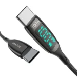 Svart flätad USB-C-kabel med display som visar laddningseffekt 100W