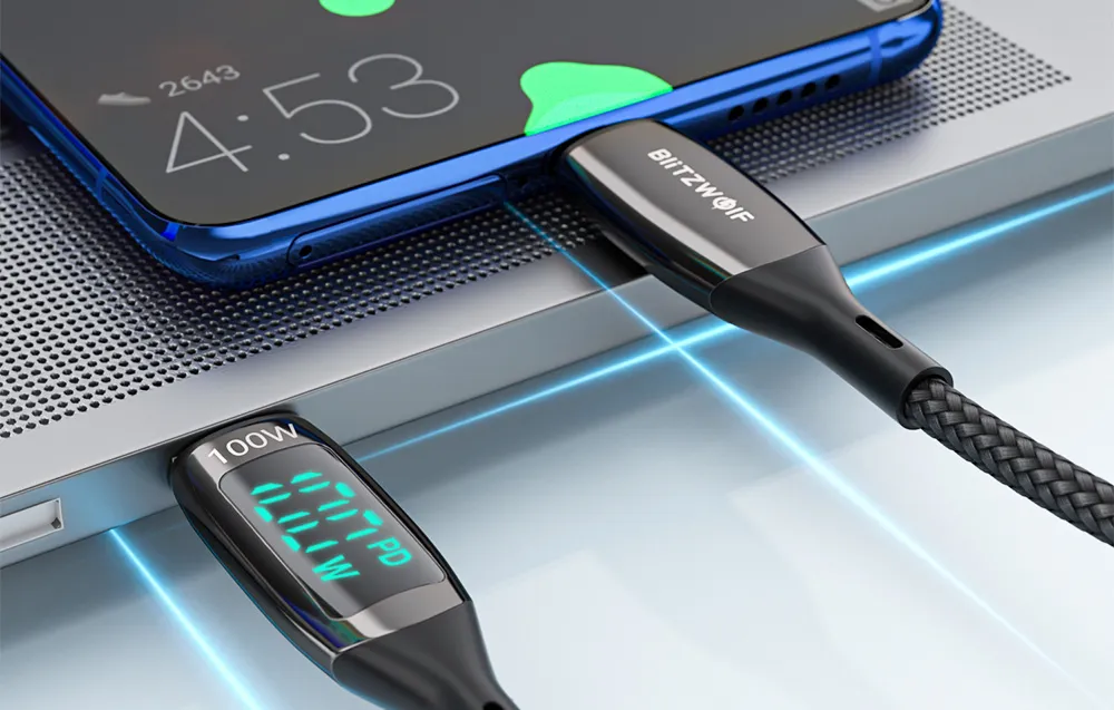 Svart flätad USB-C-kabel med display som visar laddningseffekt 100W