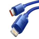 Blå USB-C till Lightning-kabel i tygmaterial med blå metallkontakter