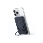 Baseus PicoGo fäst magnetiskt på baksidan av en iPhone