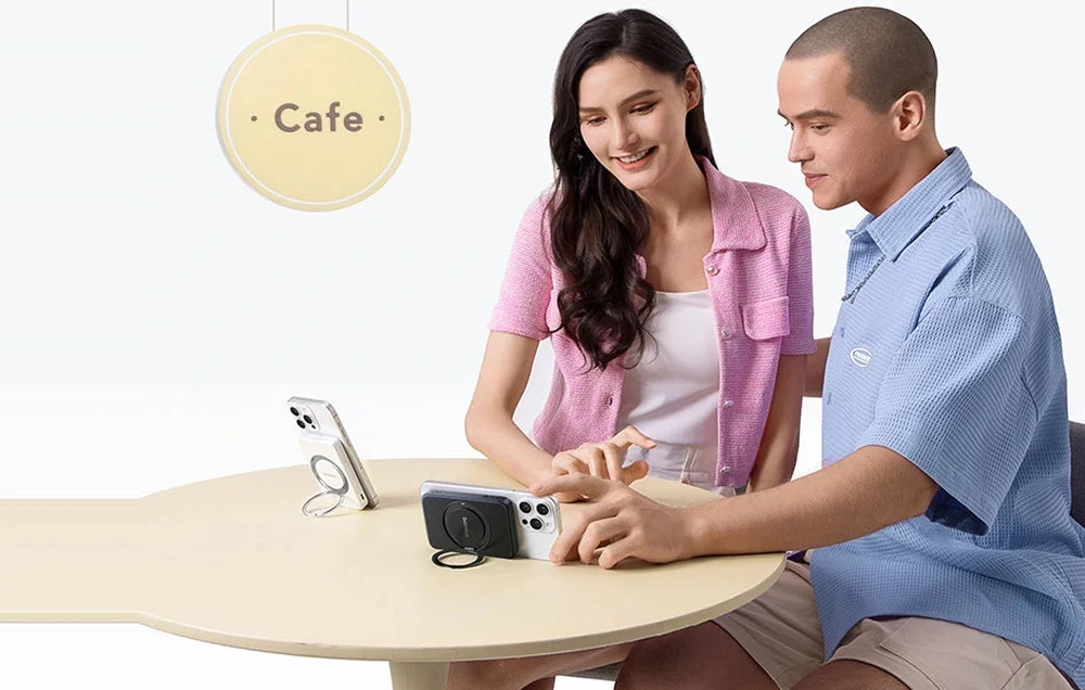 iPhone med Baseus PicoGo som ställ på ett cafébord