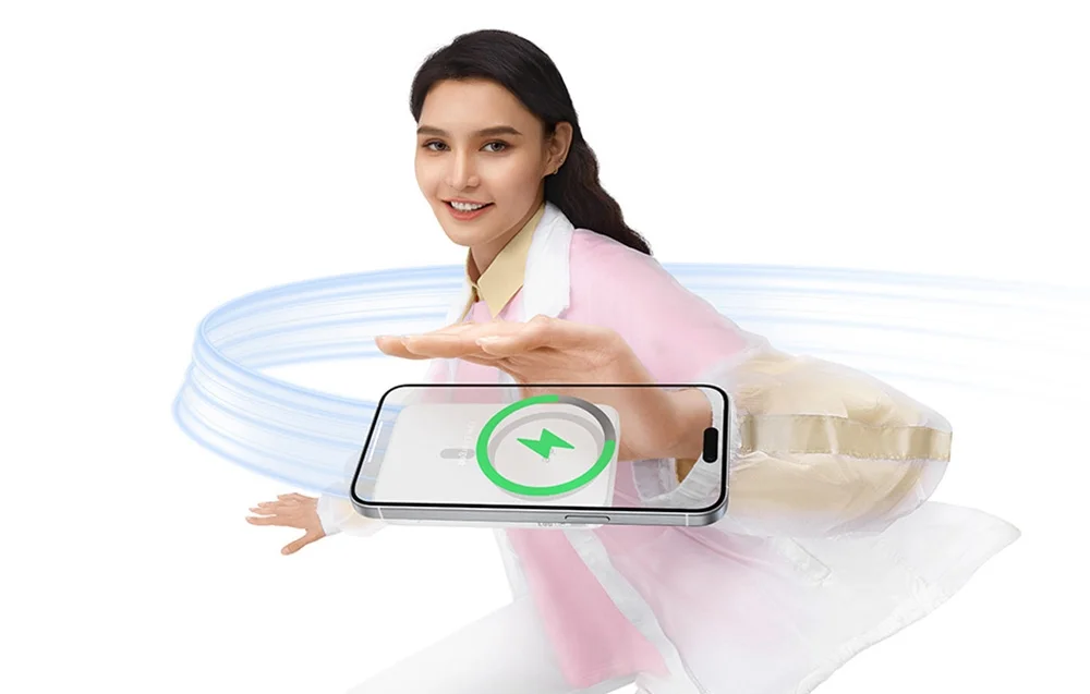 Vit Baseus PicoGo laddar en iPhone trådlöst via Qi2
