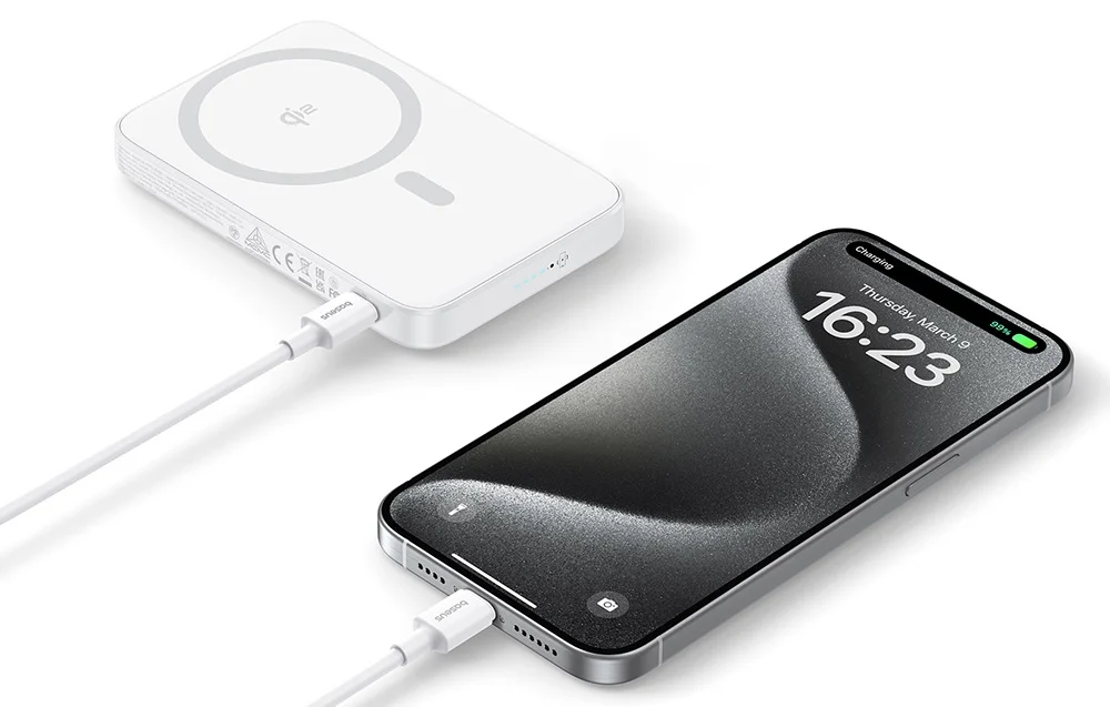 Vit Baseus PicoGo laddar en iPhone via USB-C-kabel